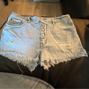 Levi 501 shorts sz 32 
2inch inseam Practically brand
Light wash